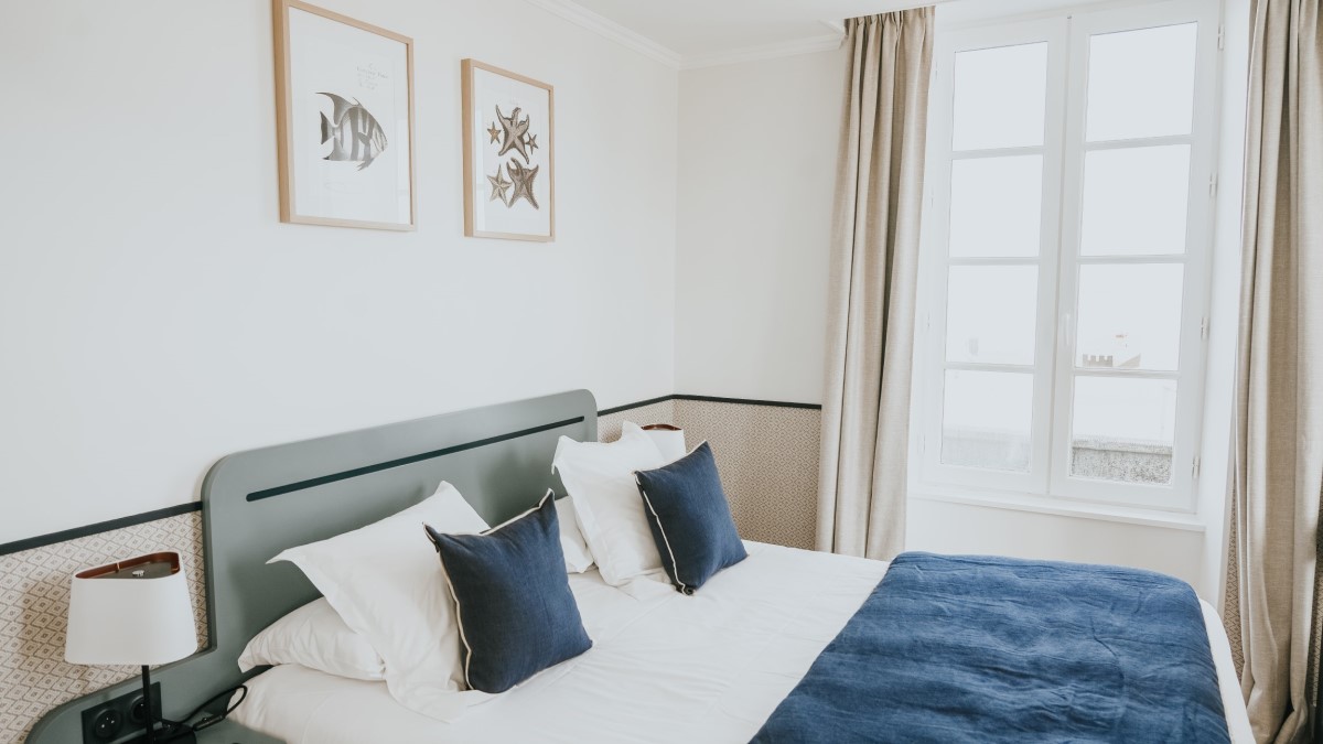 luxe-premium-chambre-arromanches-bains-normandie-vue-mer